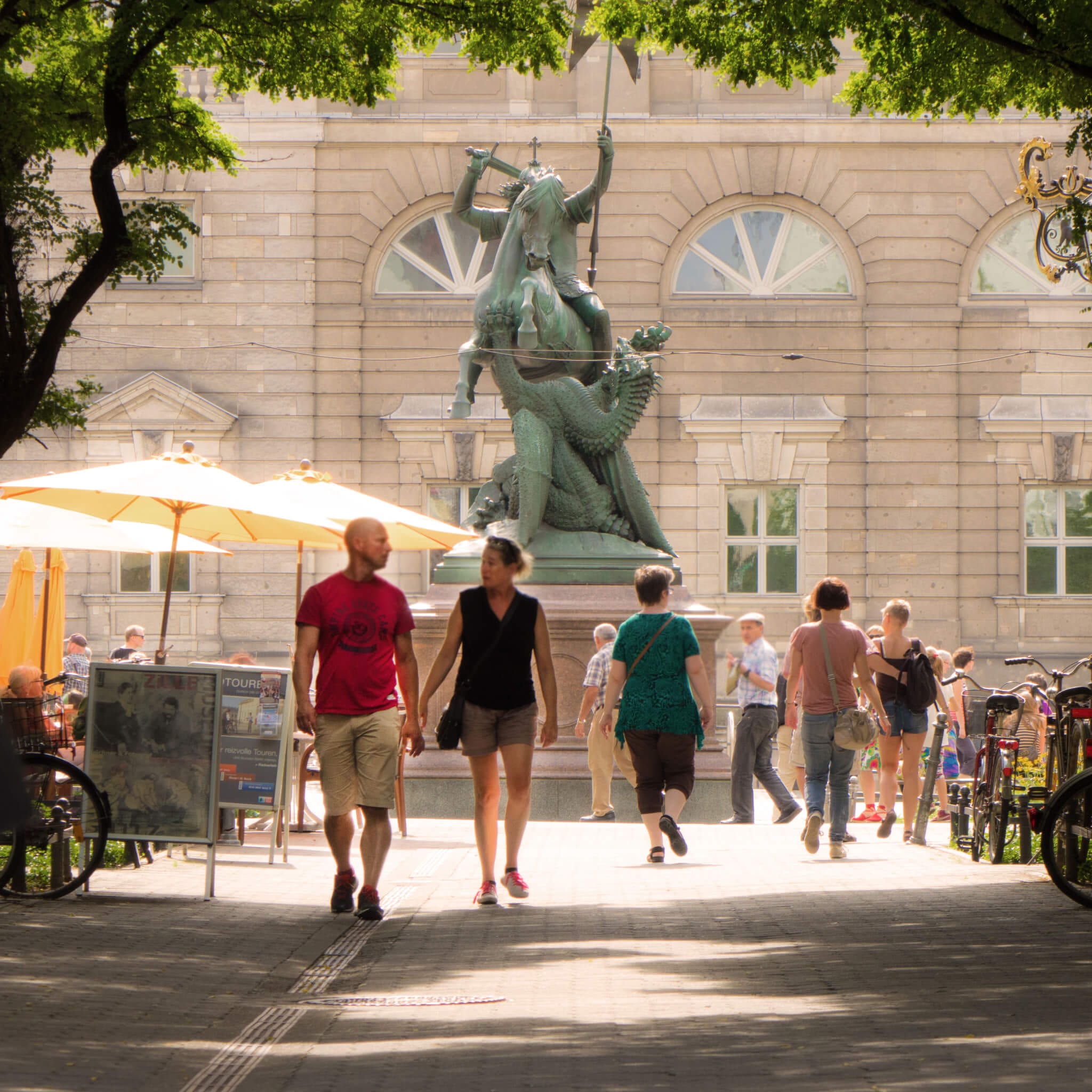 Anlegestelle Nikolaiviertel - Statue Heiliger Georg