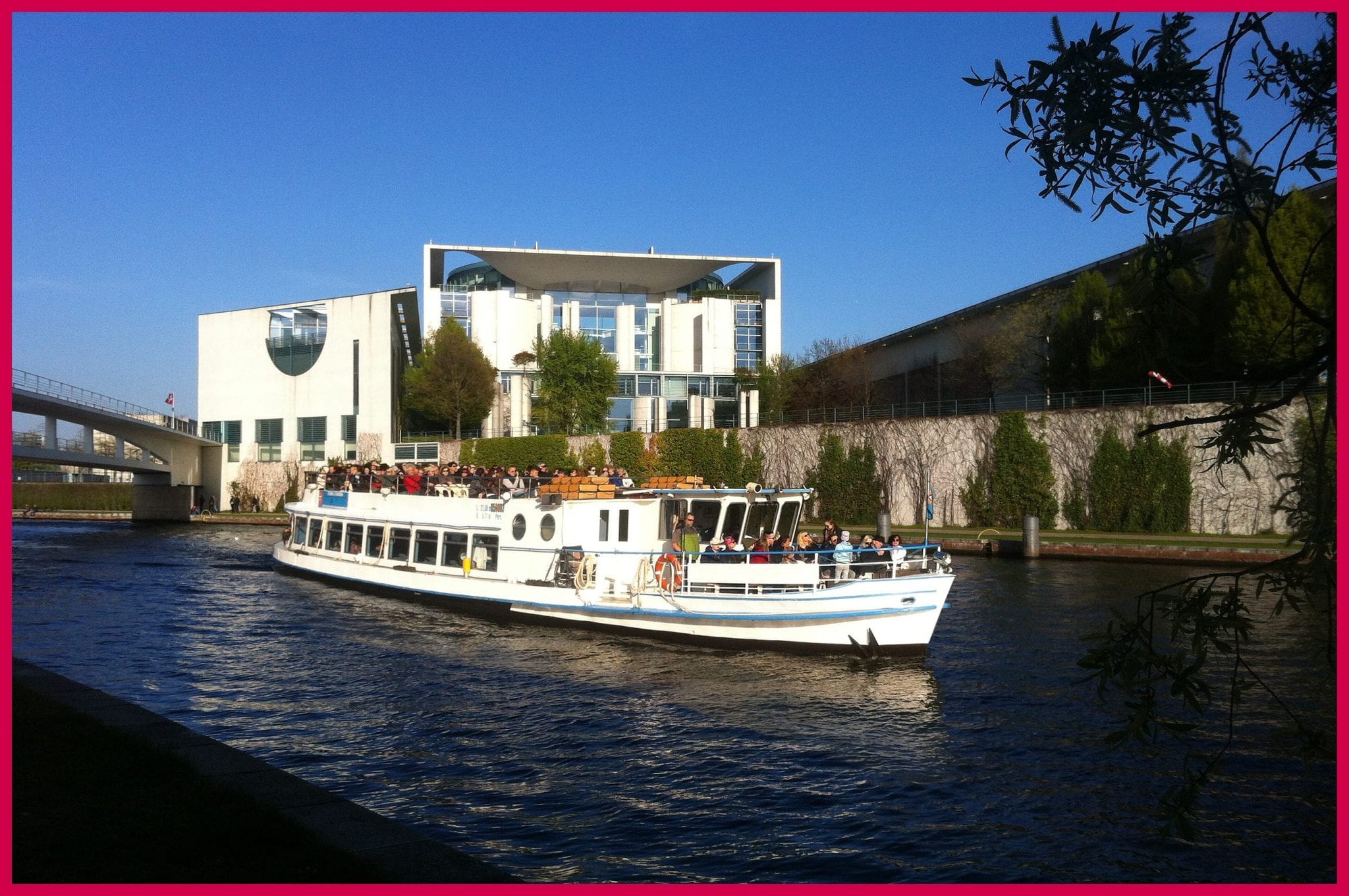 kleine Brückenfahrt Berlin mit Bundeskanzleramt