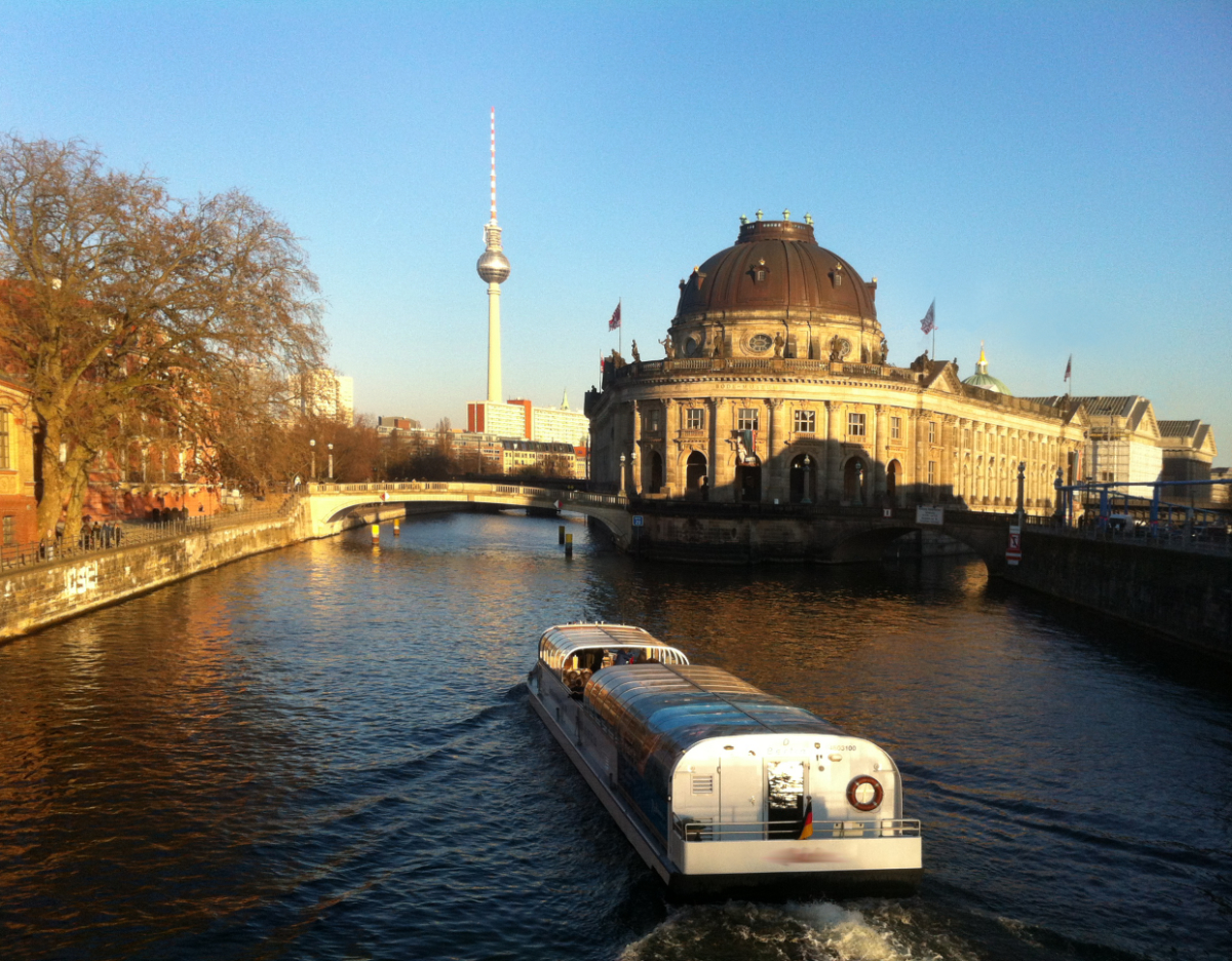 Schifffahrt Berlin Winter – Bodemuseum und Fernsehturm
