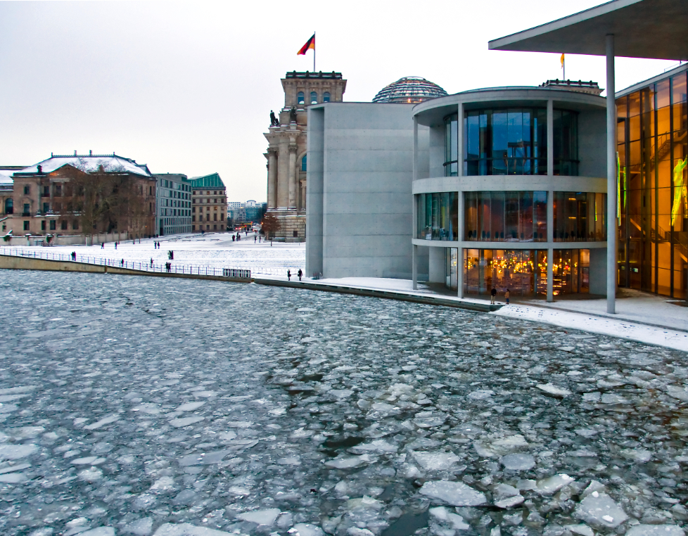 Schifffahrt Berlin im Winter – Eisschollen auf der Spree