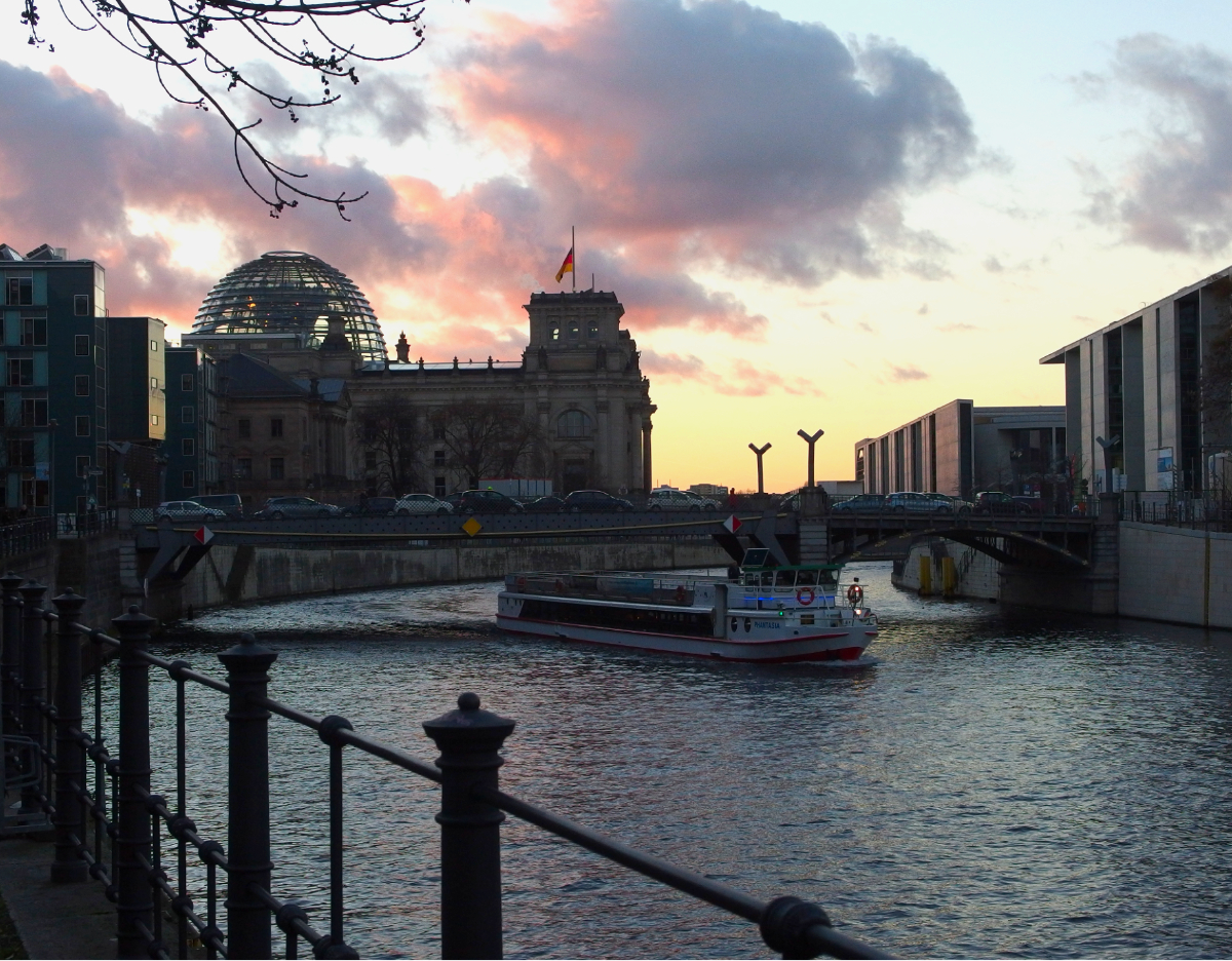 Schifffahrt Berlin Winter – Spree am Reichstag
