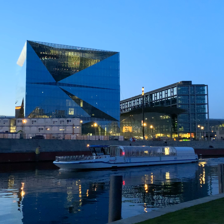 schifffahrt-berlin-berliner-hauptbahnhof-abends