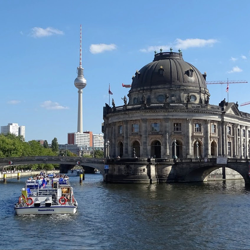Spreefahrt in Berlin mit Blick auf das Bode-Museum und den Fernsehturm