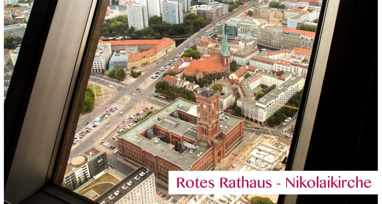 Aussicht vom Berliner Fernsehturm auf Rotes Rathaus und Nikolaikirche