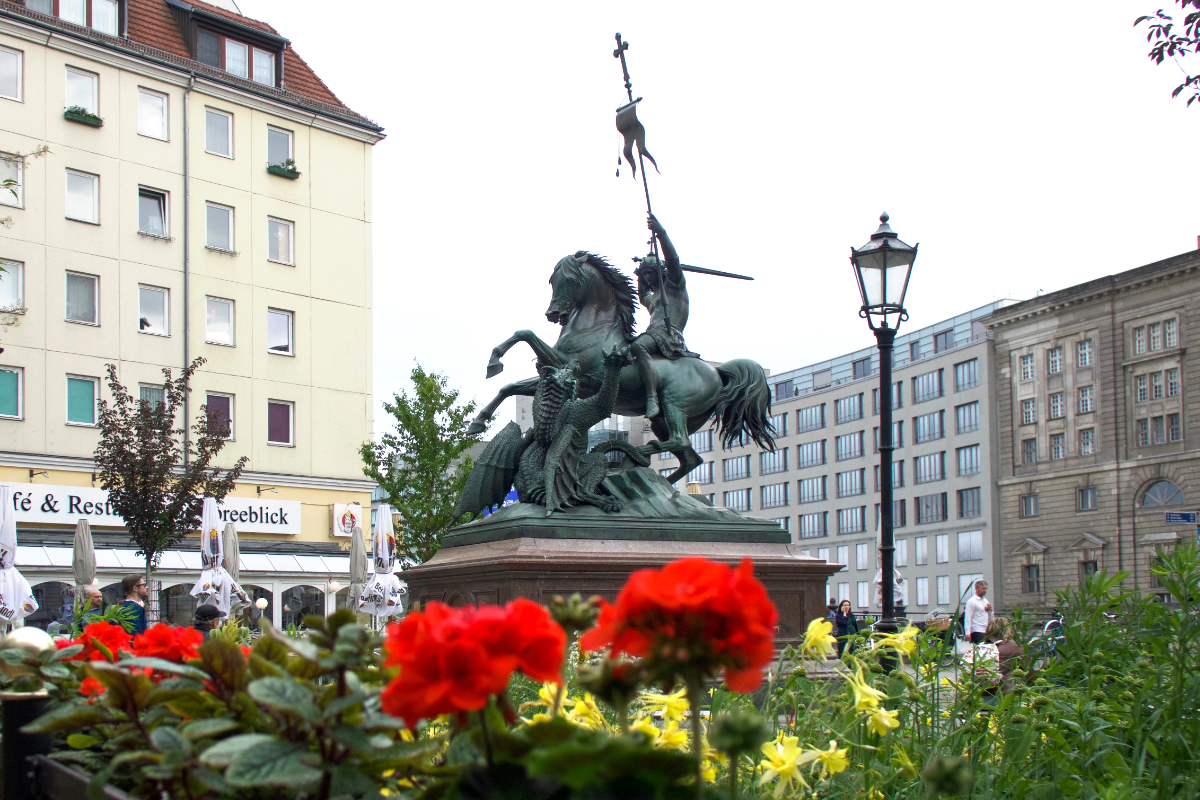 Bootstour Berlin Spree Nikolaiviertel Heiliger Georg Drachentoeter